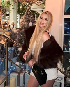 Vladyslava, 18