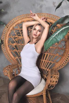 Valeria, 35