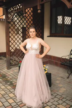 Dominika, 25