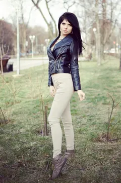 Valeria, 32
