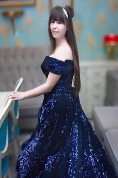 Elena, 33