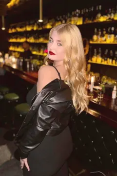Anna, 23