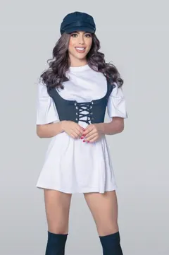 Camila, 32