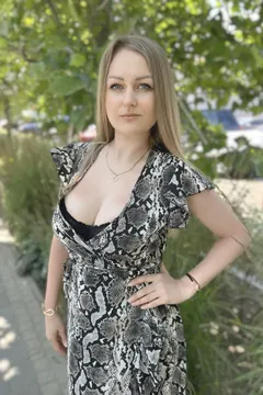 Yuliia, 37