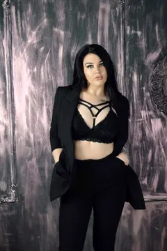 Alla, 27