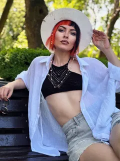 Julia, 35