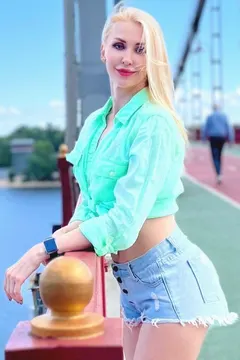 Tetiana, 43