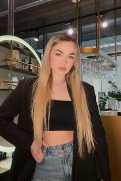 Veronika, 23