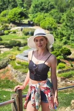 Viktoria, 32