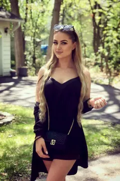 Elena, 32
