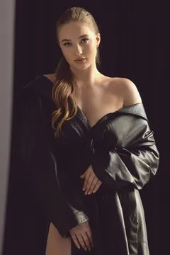 Alla, 29