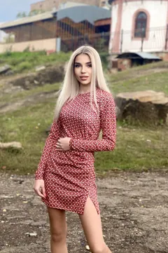 Veronika, 24
