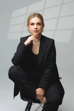 Julia, 30