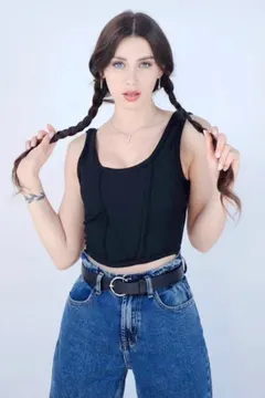 Nicoleta, 25