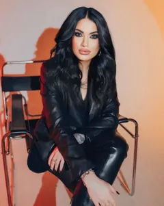 Angela, 28