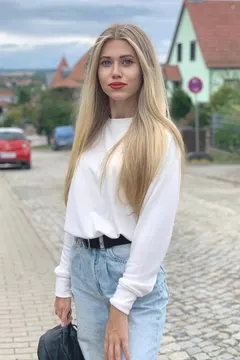 Anna, 25