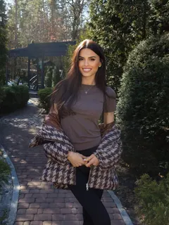Elena, 32