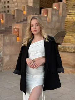 Ekaterina, 28