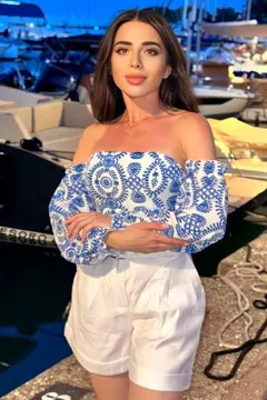 Viktoria, 26