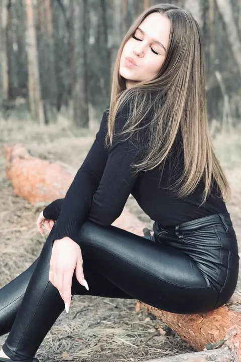 Julia — photo 7
