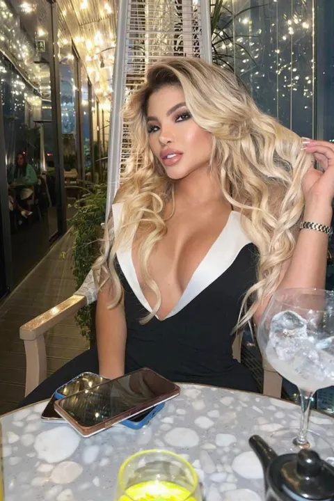 Laura — photo 6