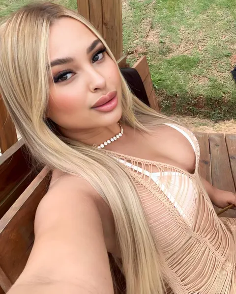 Laura — photo 6